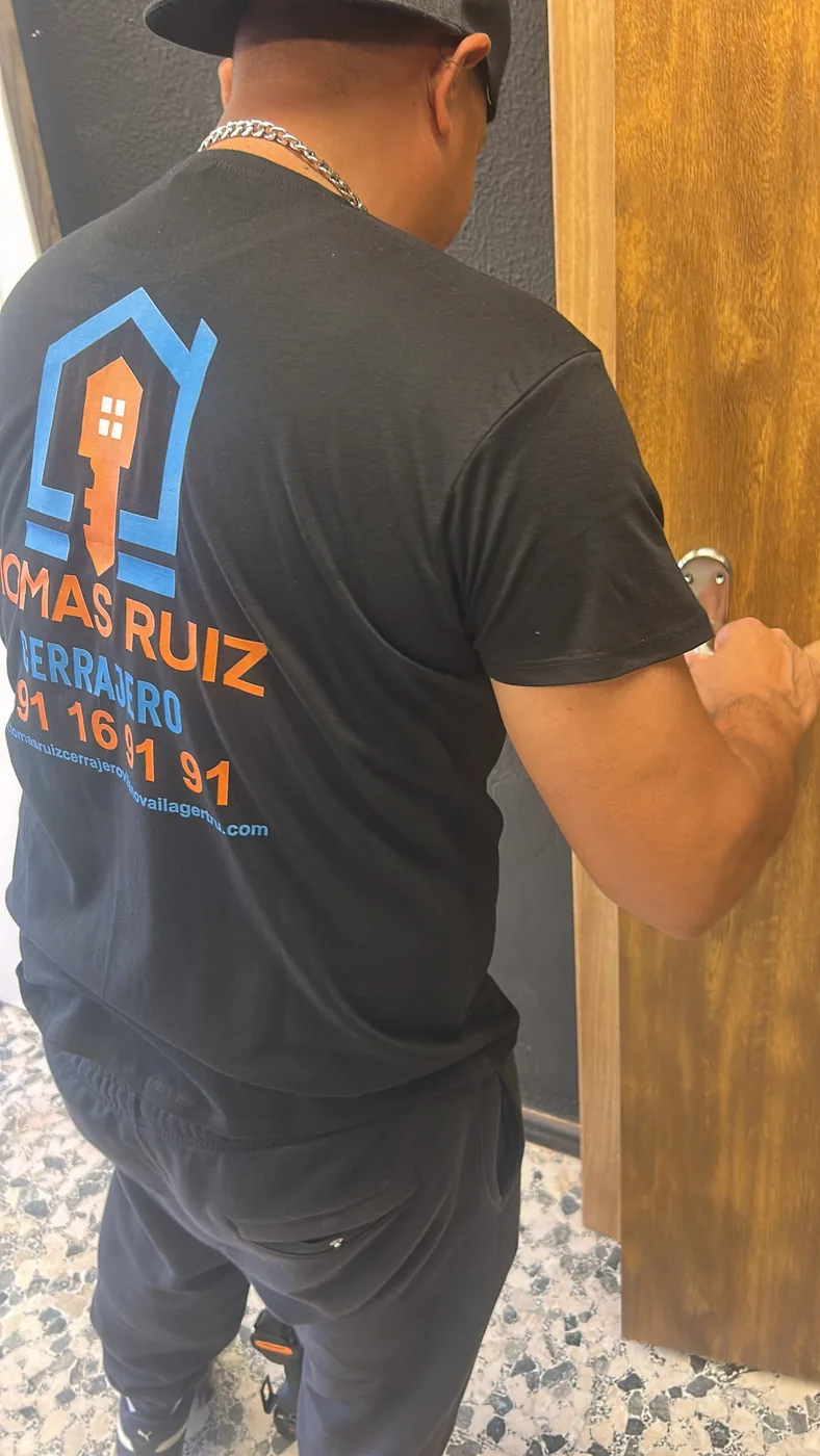 Revisión de una puerta durante un trabajo de cerrajería