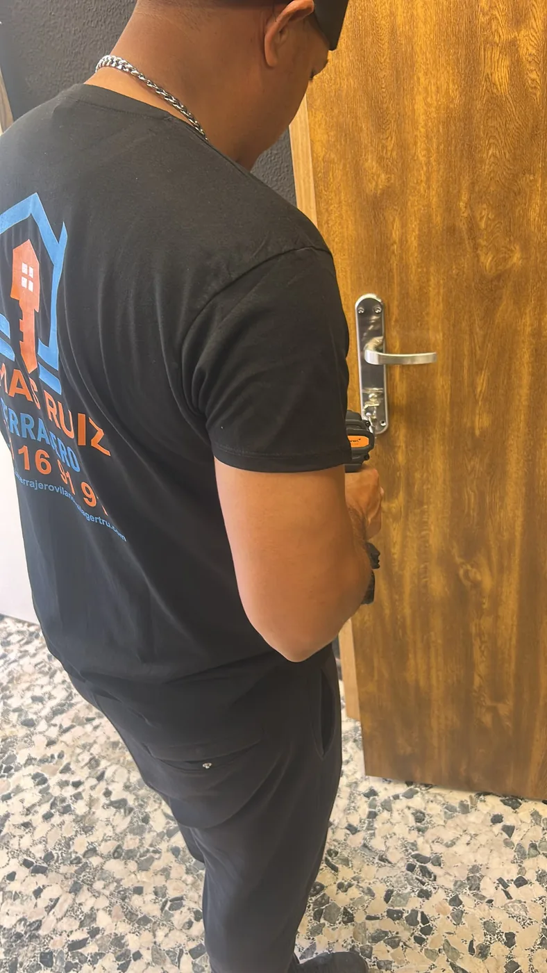 Trabajo de cerrajería en una puerta
